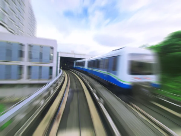 Движущийся поезд — стоковое фото