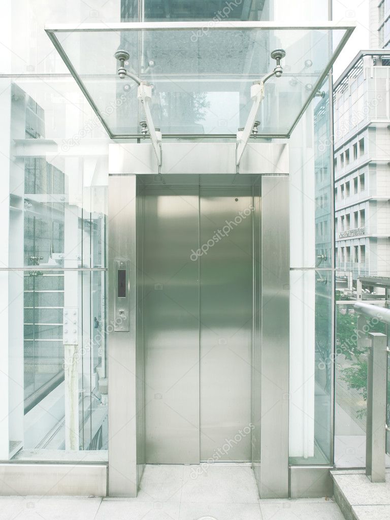 Outdoor transparent elevator