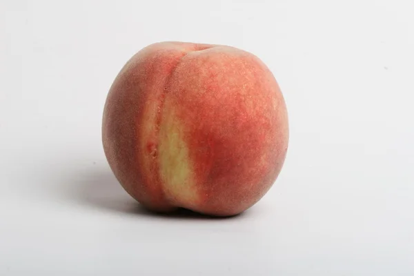 Perzik geïsoleerd — Stockfoto