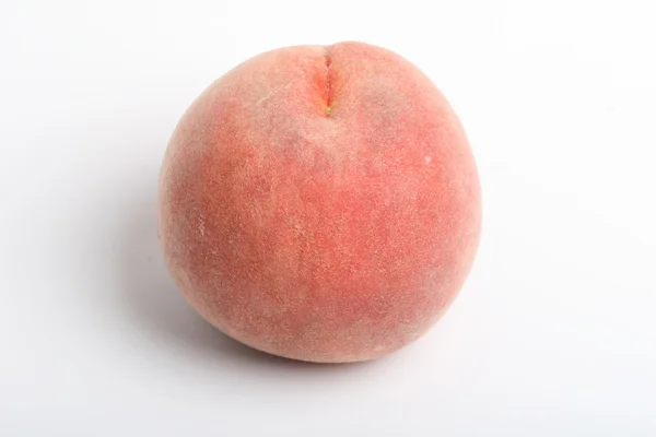 Персик изолирован — стоковое фото