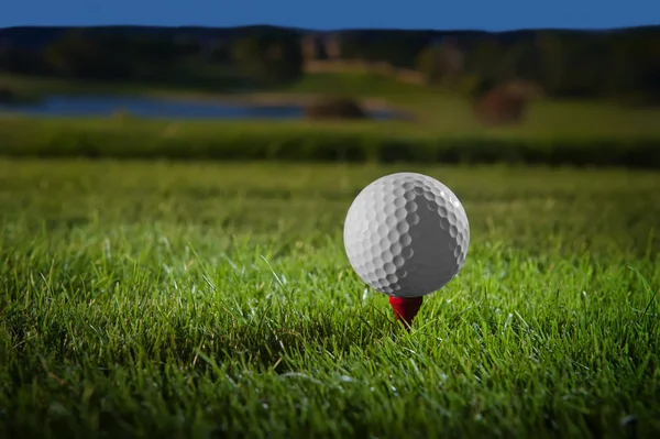 Golf ball on red tee — Stock Photo, Image