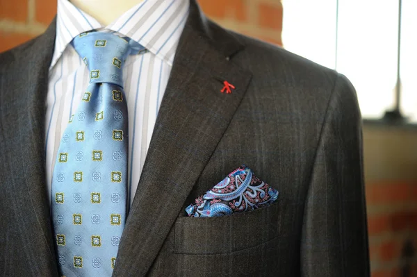 Grijs pak met blauwe pin-striping en met Corsages — Stockfoto