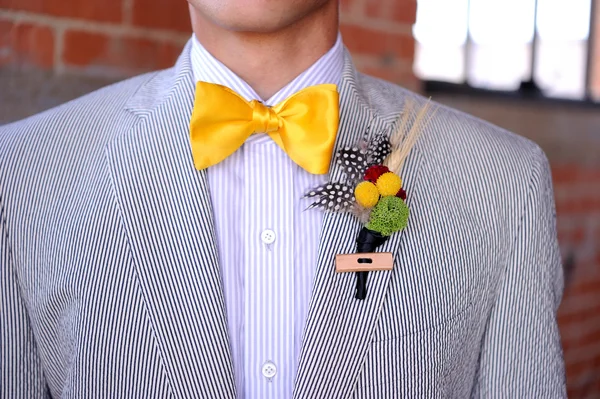 Seersucker kostym med gul fluga och boutonniere — Stockfoto