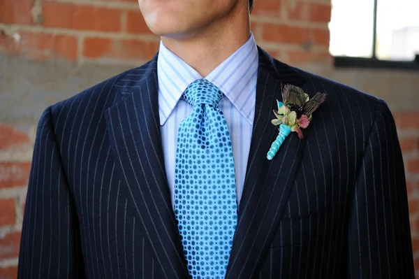 Blauwe pinstriped pak met stropdas en Corsages — Stockfoto