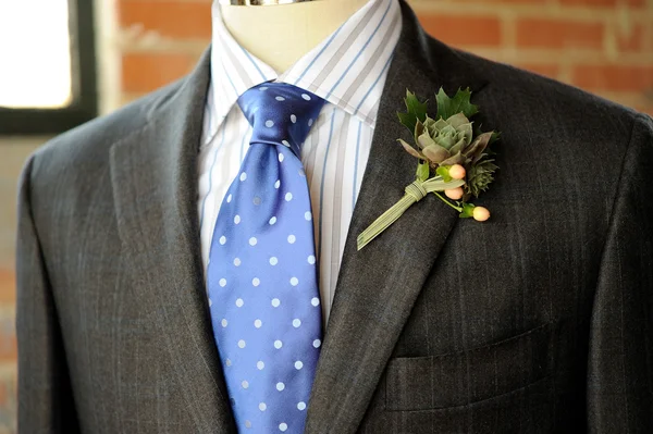 Traje gris con corbata azul y boutonniere —  Fotos de Stock