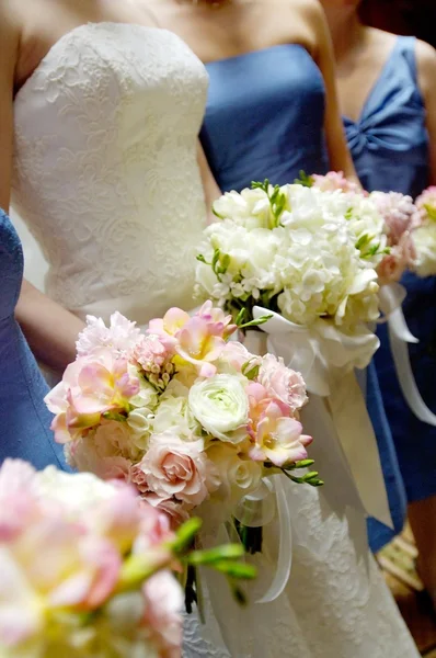 Bruidsboeketten met bridesmaides boeket — Stockfoto