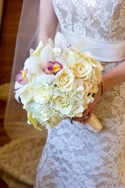 Bouquet da bela noiva — Fotografia de Stock