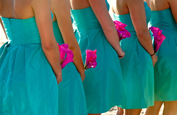 Подружки невесты с горячими розовыми цветами
