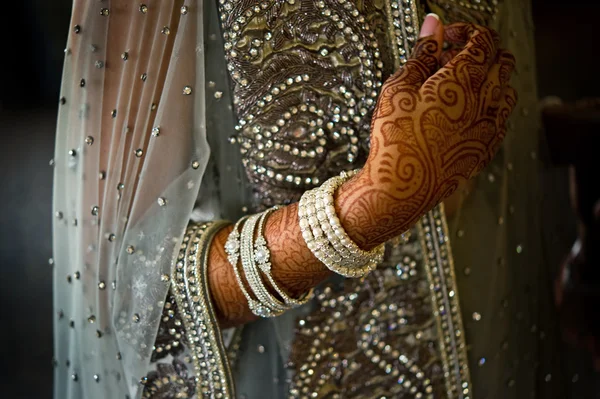 Detalhe tiro de henna na noiva indiana — Fotografia de Stock