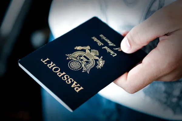 Pasaporte en mano — Foto de Stock