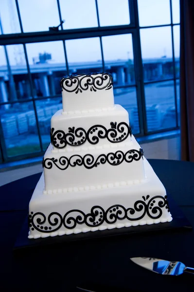 优雅的黑色与白色婚礼蛋糕 — 图库照片