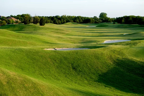 Ein lebendiger grüner Golfplatz — Stockfoto