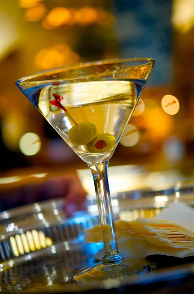 Martini bir gümüş servis tepsi — Stok fotoğraf