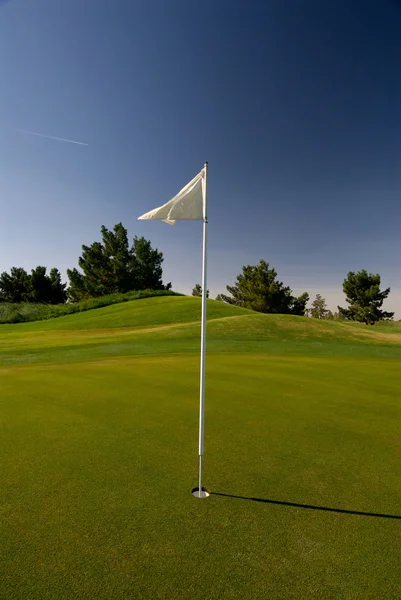 Pole golfowe zielony z flagą — Zdjęcie stockowe