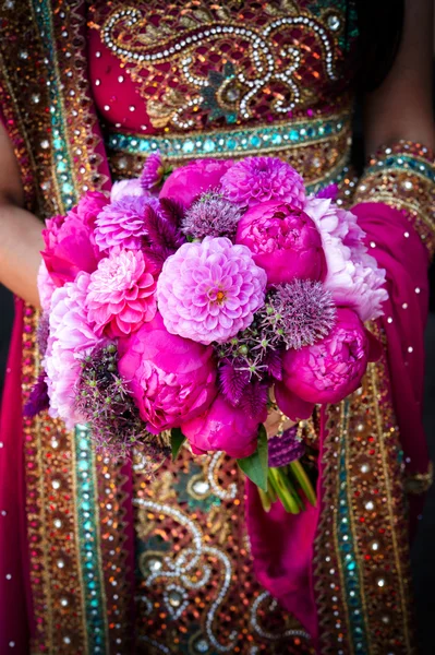 Indian brides hands holding bouquet — Stock Photo, Image