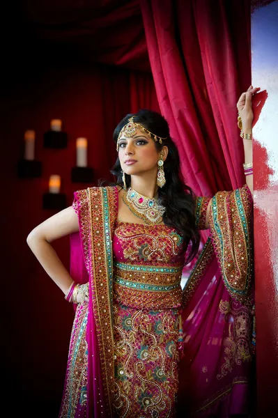 Indická nevěsta stojí — Stock fotografie