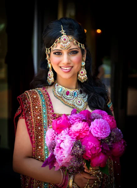 Uśmiechający się indyjska panna młoda z bukietem — Zdjęcie stockowe