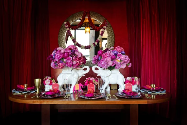 Tischdekoration für indische Hochzeit Stockbild