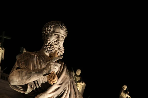 在晚上的圣彼得的雕像 — 图库照片