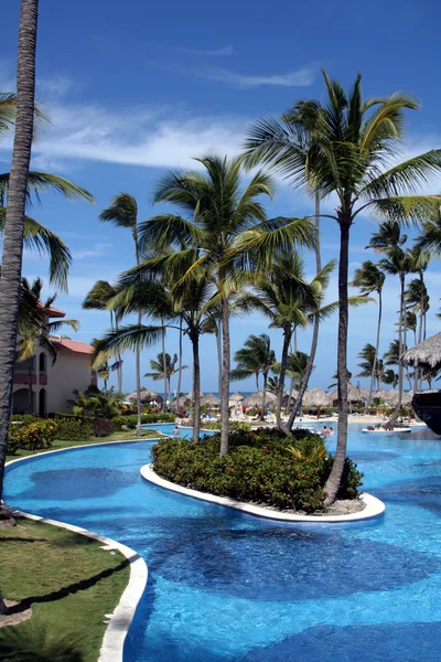 Blå tropiska resort pool — Stockfoto