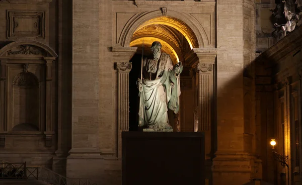 在晚上的圣保禄雕像 — 图库照片