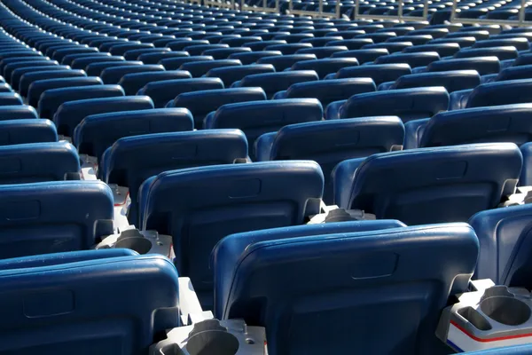Mavi stadyum koltukları