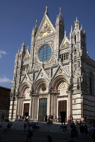 Framsidan av katedralen siena — Stockfoto