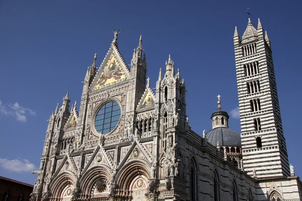 La façade de la cathédrale de Sienne — Photo