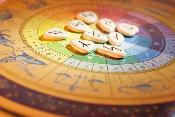 Rune Stones and Zodiac Wheel — Stock Photo, Image