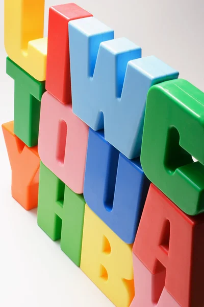 Stos plastikowych alfabetów — Zdjęcie stockowe