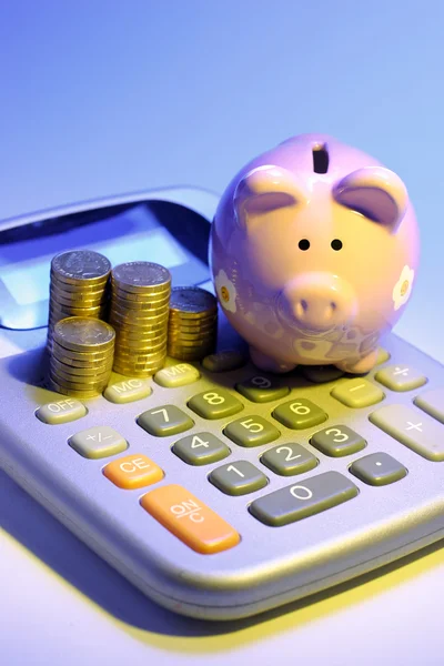 Calculadora com Piggybank — Fotografia de Stock