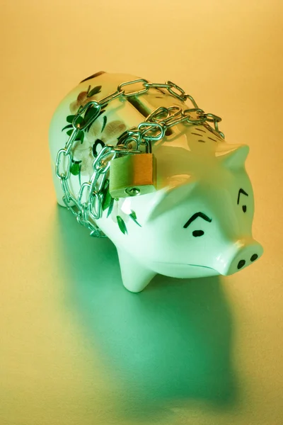 Piggy Bank com corrente e bloqueio — Fotografia de Stock