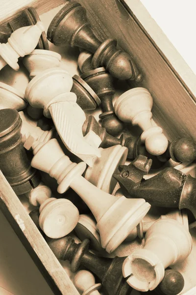 Коробка старих шахових фігур — стокове фото