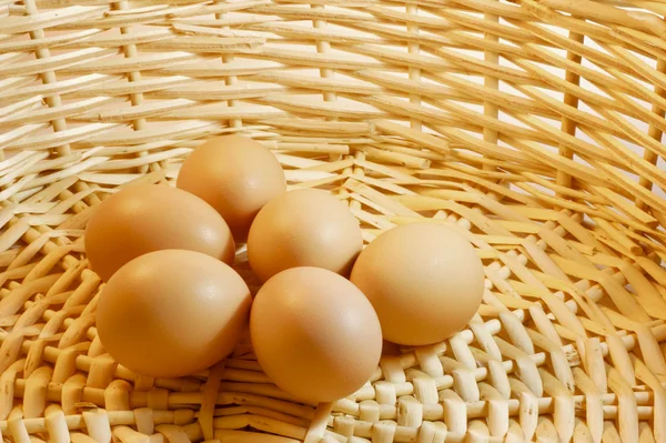 Яйця в кошику — стокове фото