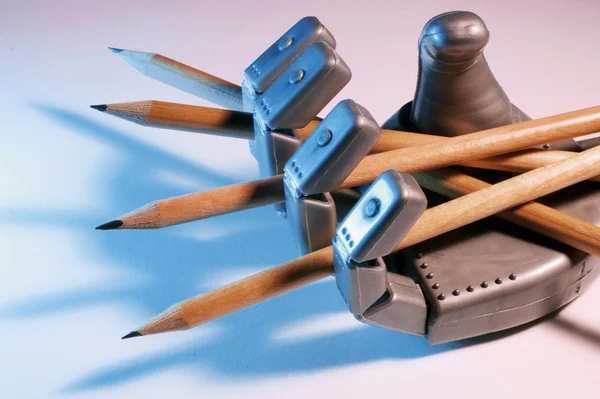 Mão de robô de brinquedo com lápis — Fotografia de Stock