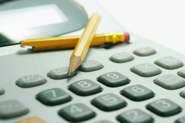 Lápis quebrados na calculadora — Fotografia de Stock