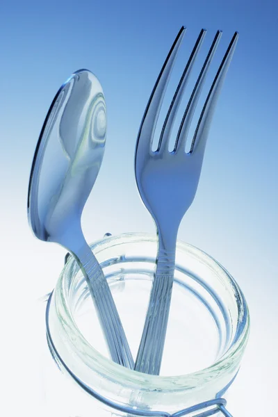Tenedor y cuchara en tarro de vidrio — Foto de Stock