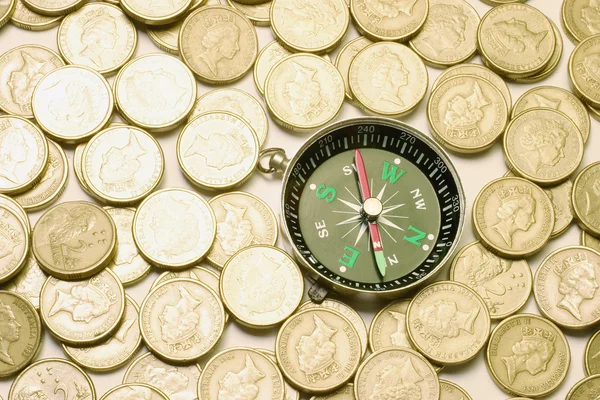 Brújula sobre monedas — Foto de Stock
