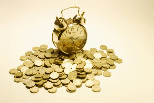Reloj despertador y monedas —  Fotos de Stock