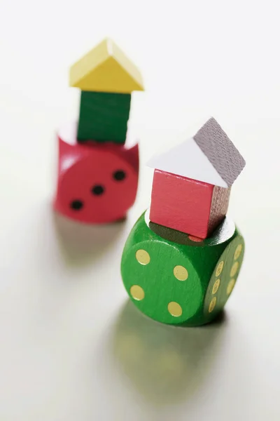 Spielzeughäuser auf Würfel — Stockfoto