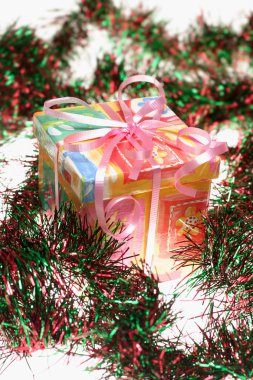 hediye kutusu ve tinsel