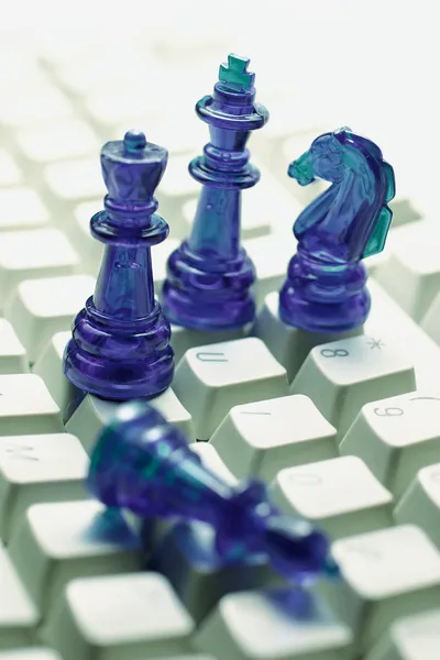 Bilgisayar klavye üzerinde satranç taşları — Stok fotoğraf