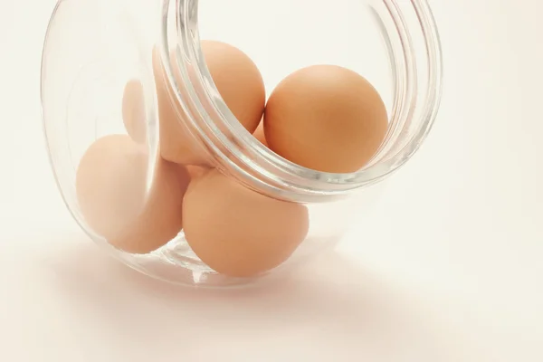 Яйця в скляну банку — стокове фото