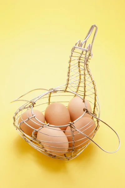 Αυγά στο καλάθι σύρμα πάπια — Φωτογραφία Αρχείου