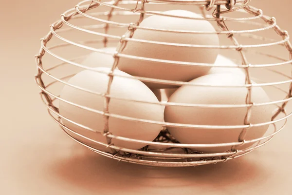 Huevos en cesta de alambre — Foto de Stock