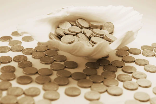 Monedas en Seashell —  Fotos de Stock