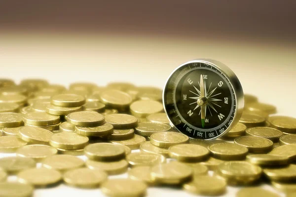 Kompas op munten — Stockfoto