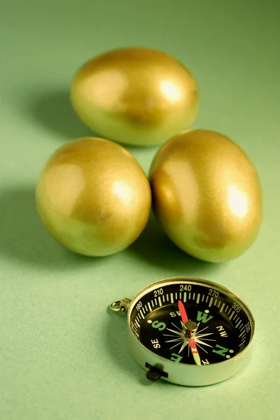 Gyllene ägg och kompass — Stockfoto