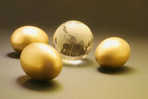 Huevos de Oro y Globo de Cristal — Foto de Stock