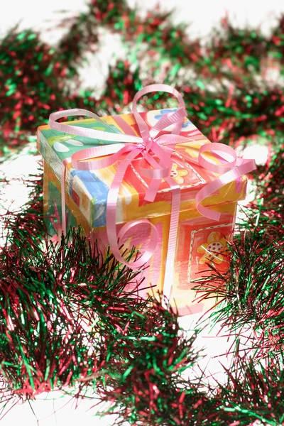 Caja de regalo y hojalata — Foto de Stock